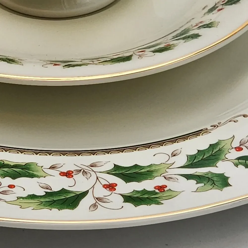 ROYAL LIMITED Holly Holiday 12 Piece Dinnerware Set Japan J-9821 Vintage 1987
